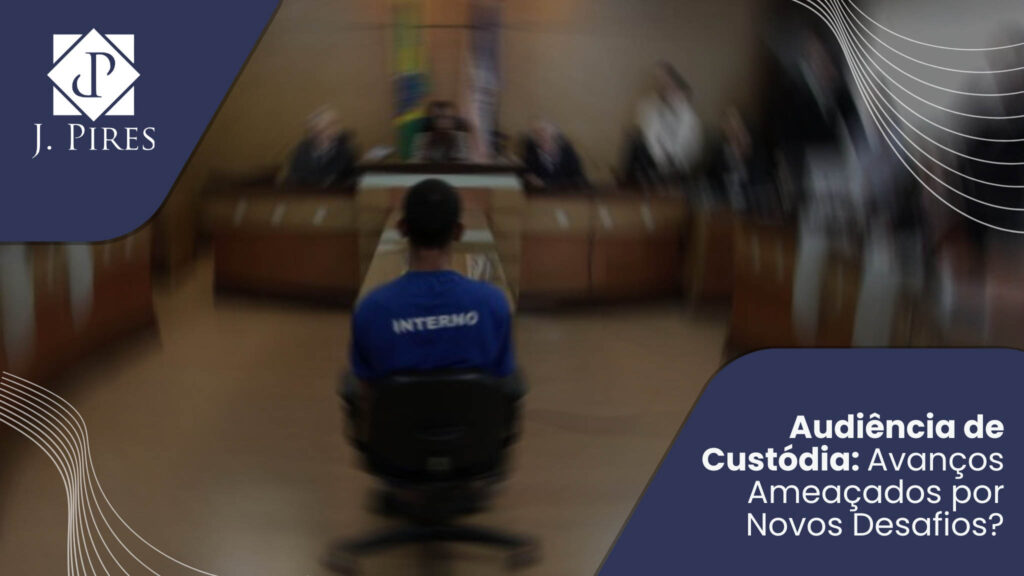 Juiz presidindo uma audiência de custódia em sala de tribunal, com réu e advogados presentes.