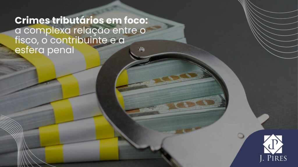 Algemas sobre maços de dinheiro, simbolizando crimes tributários e a atuação da advocacia criminal na defesa de acusações de sonegação fiscal e fraude. Logotipo J. Pires Advocacia.