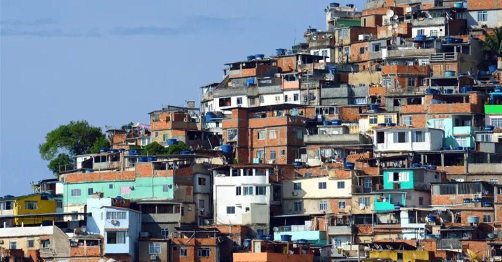 STJ absolve acusado por busca coletiva ilegal em favela no RJ